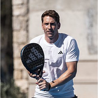 Jugador profesional de pádel con camiseta blanca - tienda online pádel